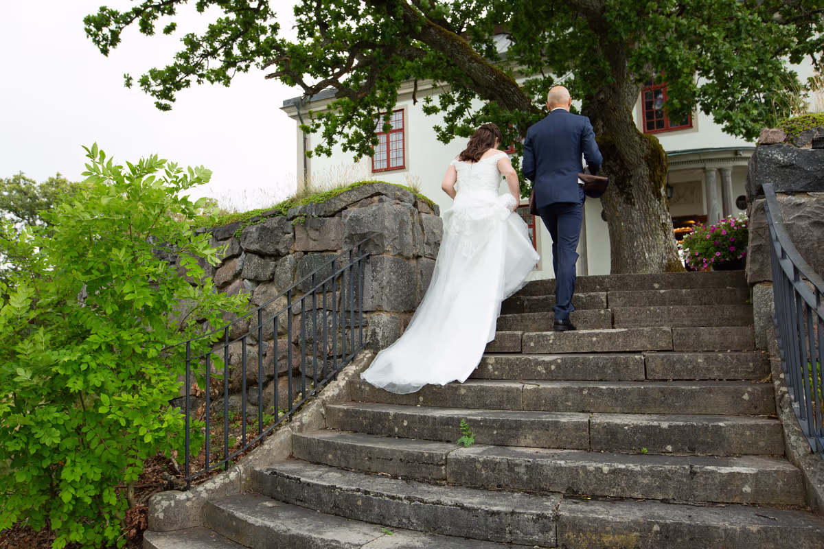 Brudpar vid Mauritzberg som illustration till bokning av bröllopsfotograf