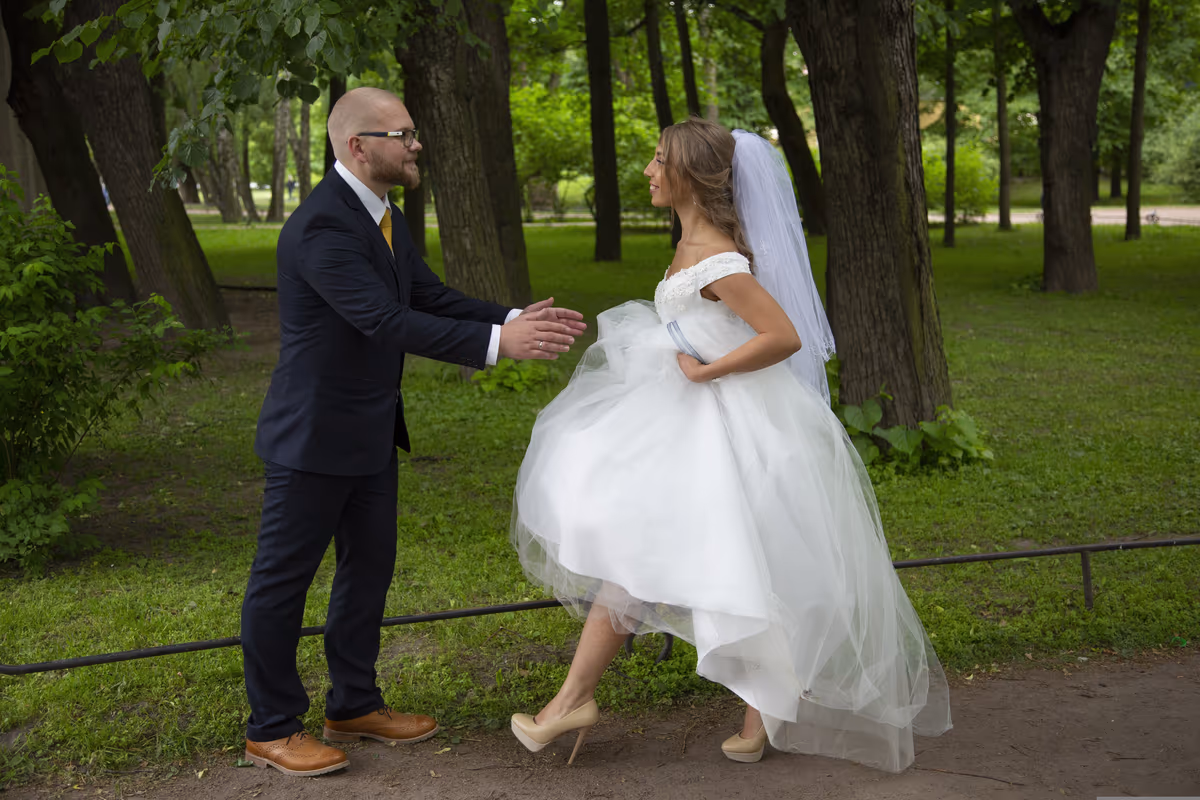 Verkligt bröllopsfoto från Gladdags portfolio för Bröllopsfotografering i regn som blir vacker
