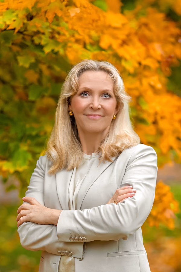 Professionell CV-fotografering utomhus med höstfärger i bakgrunden